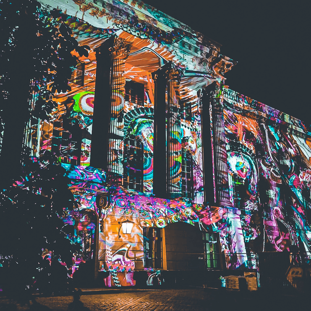Die 10 schönsten Plätze in Berlin - Die Lichtershow "Festival of Lights" auf ein Gebäude am Bebelplatz - Berlin Insider