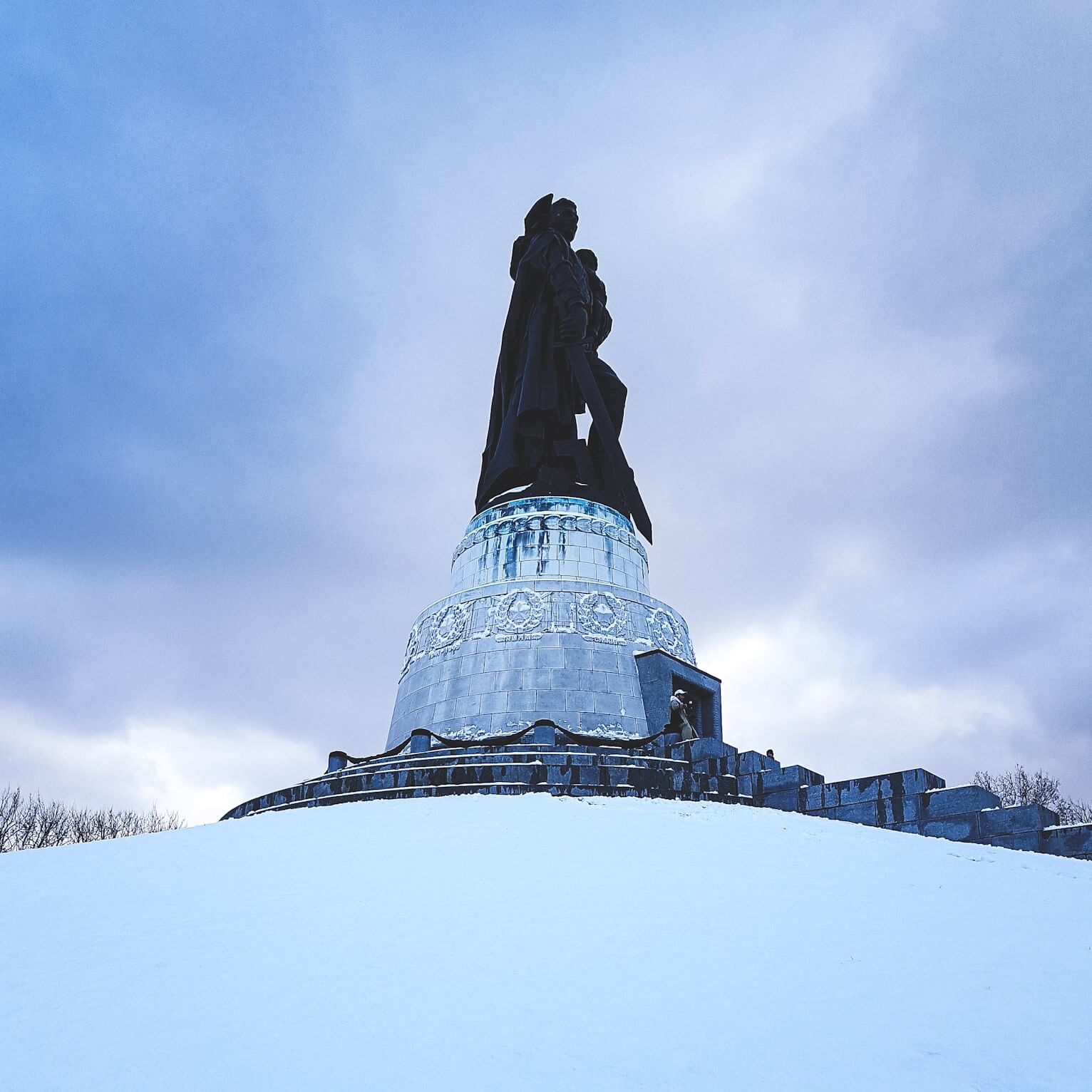 Das eingeschneite sowjetische Ehrenmal im Treptower Park